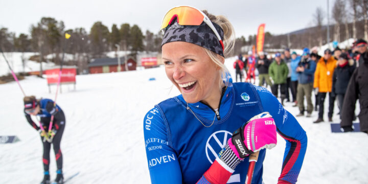 Frida och Ebba med flera kommer